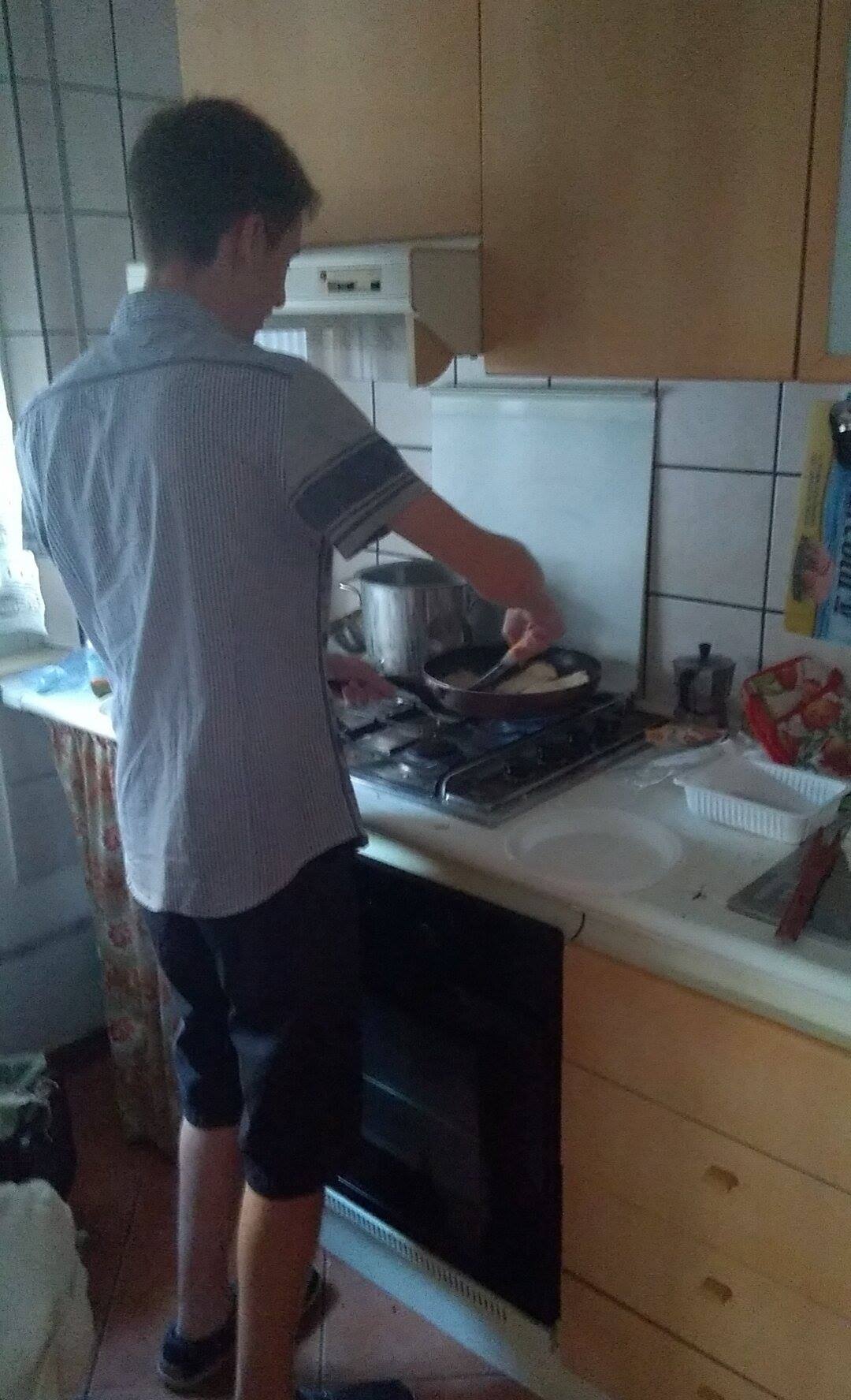 Nemmeno l'alimentazione è stata trascurata. Qui vediamo il Maestro Tommaso Bergamasco che cucina per loro, come pare abbia fatto ogni giorno