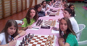 Il torneo femminile under 12. In primo piano, a destra, Sofia Fochesato; in seconda scacchiera col nero Alessia Alba Dalla Via; in terza, col bianco, girata, Michela Dal Ferro