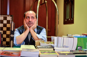 L'uomo dell'IdV (Italia [scacchistica] dei Valeri). Fra un libro e l'altro ha trovato il tempo per arrivare secondo.