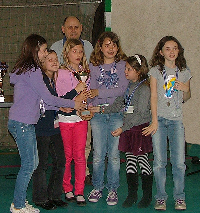 Le bambine della scuola Pertile di Vicenza, seconde classificate nel torneo femminile delle scuole primarie, con il loro istruttore Aldo Danese