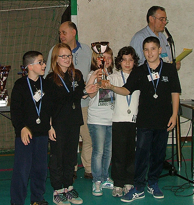 Gli allievi della scuola Laghi, secondi classificati nel torneo delle scuole primarie