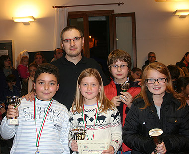 I premiati del torneo A: (da sinistra a destra): Daniele Ponzio, 2°; Camilla Consolaro, 1^; Francesco Stopazzolo, 3°; Ginevra Marchesin, 1^ fra le bambine