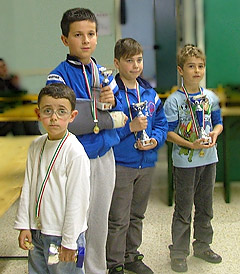 I premiati del torneo A. Da sinistra a destra: Jacopo Motterle, primo classificato della scuola Fogazzaro di Dueville; Lorenzo Silvestri, terzo classificato assoluto, Enrico Zanotto, secondo, Davide Pilato, primo classificato