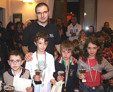 I vincitori del torneo B: (da sinistra a destra) Jacopo Motterle, 1°; Luca Alberto Dalla Via, 2°; Alberto Visonà, 3°; Elisa Endrigo, 1^ fra le bambine
