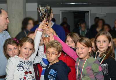 I bambini della scuola Pertile, miglior scuola nel torneo B